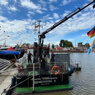 Taucher Bremenports an der Treppenanlage im Neuen Hafen