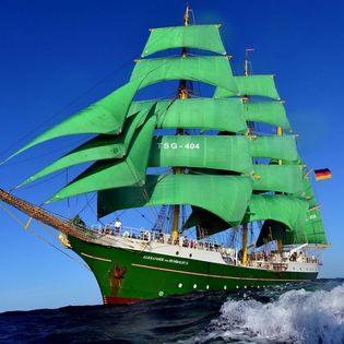 Die Alexander von Humboldt II segelnd auf dem Meer