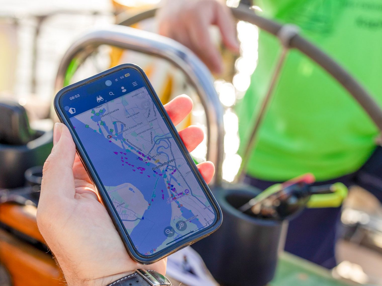 Ein Handy mit einer Schiffskarte