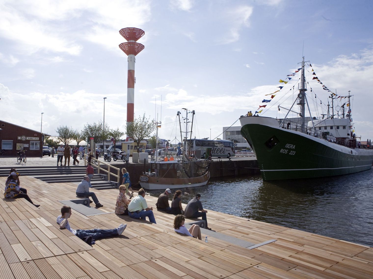 Die Treppen im Schaufenster Fischereihafen mit Blick auf die "Gera"