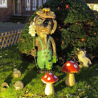 Eine Märchenfigur auf dem Weihnachtsmarkt