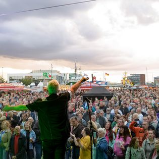 Blick von einer Musikbühne ins Publikum im Schaufenster Fischereihafen