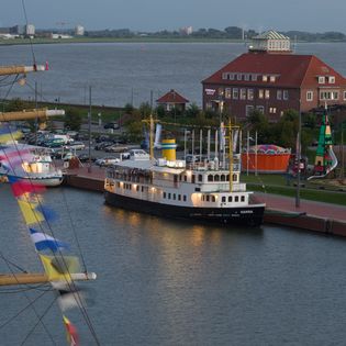 Blick auf MS Hansa und MS Geestemünde im Neuen Hafen