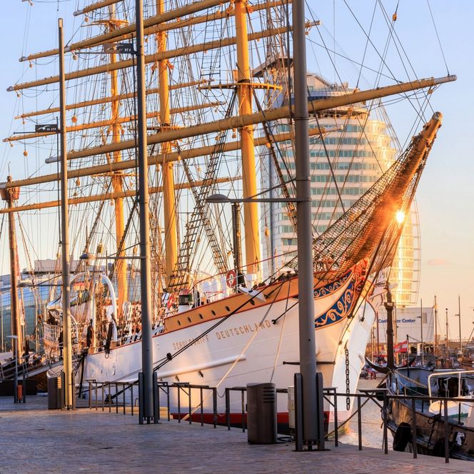 Die Schulschiff Deutschland an der Kaje im Neuen Hafen von Bremerhaven 