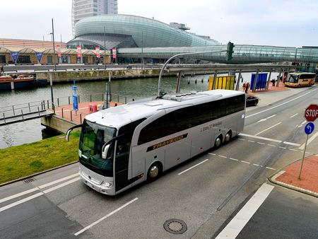 Ein Reisebus fährt entlang der Havenwelten in Bremerhaven