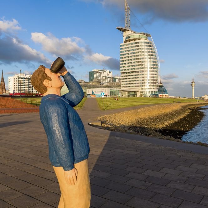 Fernglasmann-Skulptur an der Weserpromenade vor dem Atlantic Hotel Sail City in Bremerhaven.