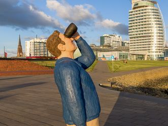 Fernglasmann-Skulptur an der Weserpromenade vor dem Atlantic Hotel Sail City in Bremerhaven.