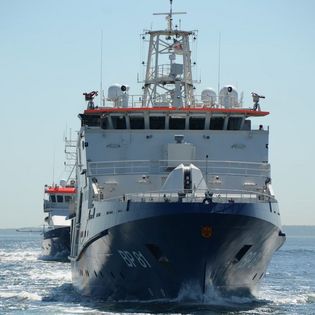 Das Motorschiff "Potsdam" von vorne bei voller Fahrt.