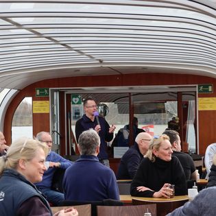 Gäste an Bord der Barkasse bei einer Hafenrundfahrt