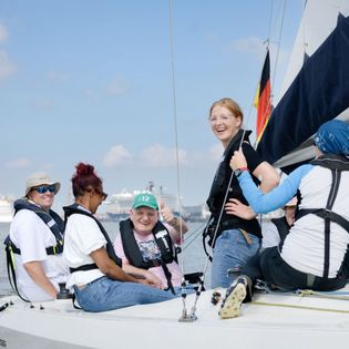 Rollstuhlfahrer auf dem Rolli-Segelschiff Henk de Mol