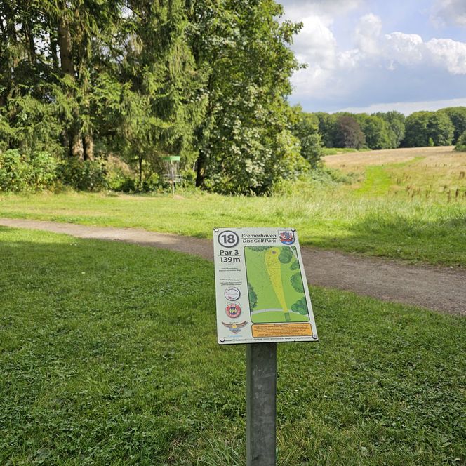 Hinweisschild einer Station des Disc Golf Parcours im Bürgerpark Bremerhaven