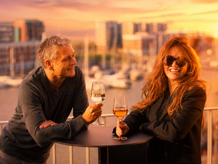 Ein Pärchen auf der Terrasse der New York Bar in Bremerhaven beim Sonnenuntergang