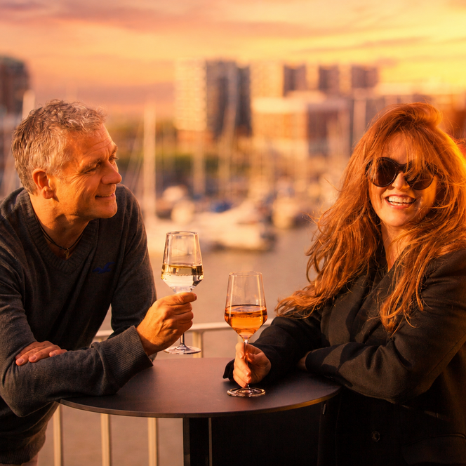 Ein Pärchen auf der Terrasse der New York Bar in Bremerhaven beim Sonnenuntergang