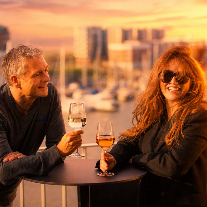 Ein Pärchen auf der Terrasse der New York Bar in Bremerhaven beim Sonnenuntergang