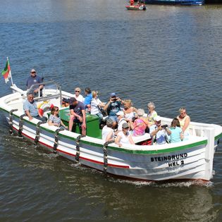 Das Börteboot "Steingrund" fährt mit Menschen im Neuen Hafen 