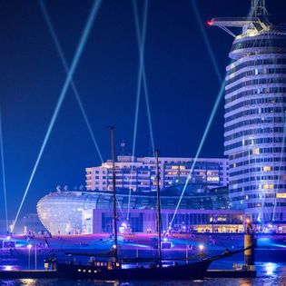 Laserstrahlen tauchen Bremerhaven in blaues Licht