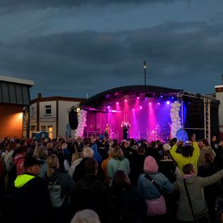 Eine Musikbühne mit Publikum