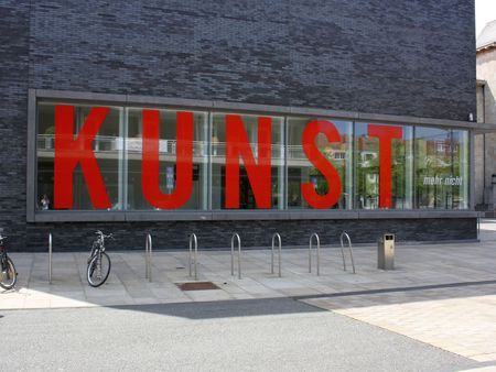 Kunstmuseum außen mit großer, roter Beschriftung "Kunst" auf den Fenstern
