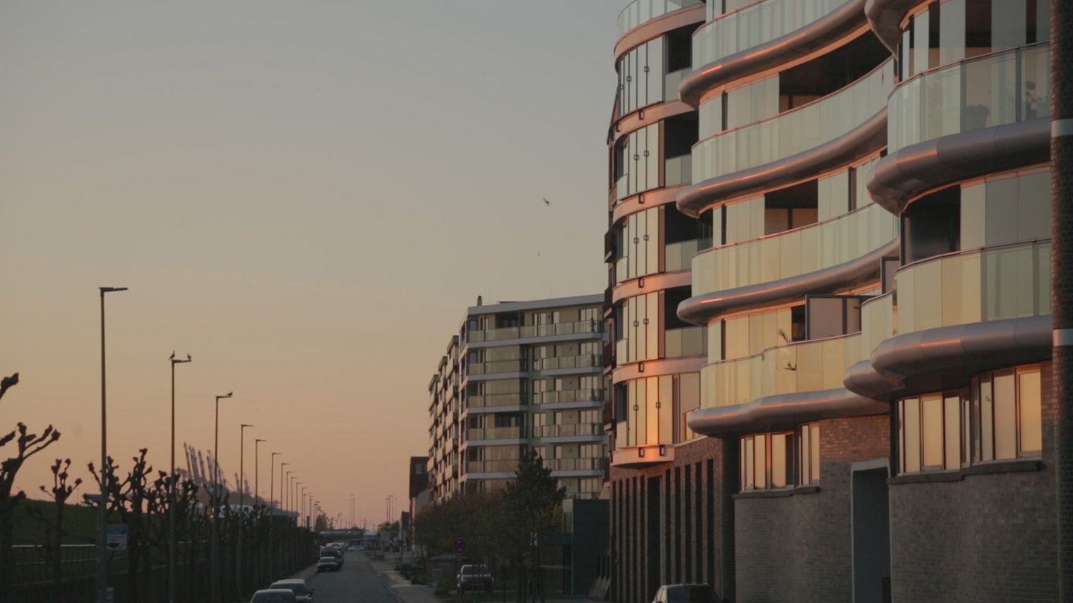 Häuserfront bei Sonnenuntergang