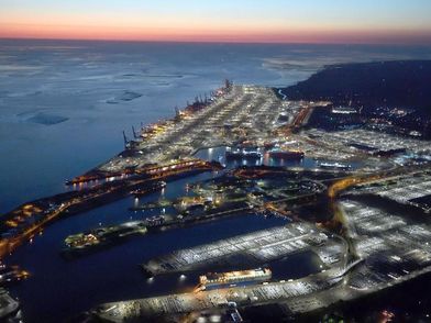 Am Abend doppelt faszinierend: der Hafen taucht in ein Meer aus unterschiedlichen Lichtpunkten.
