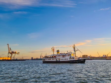 Die "Hansa" auf der Weser vor Bremerhaven