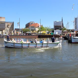 Das Börteboot "Steingrund" fährt mit Menschen im Neuen Hafen 