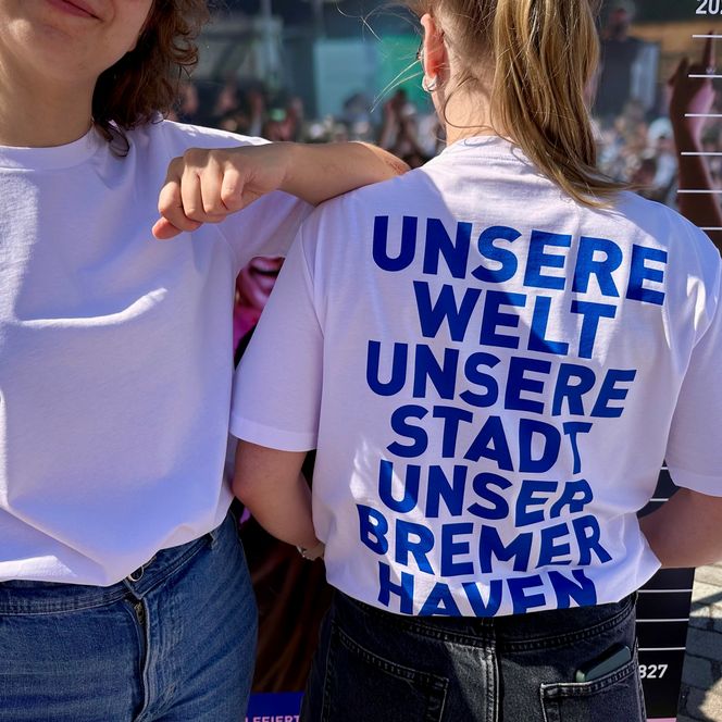 Zwei Frauen vor einem Banner mit der Aufschrift "Wir feiern 200 Jahre"