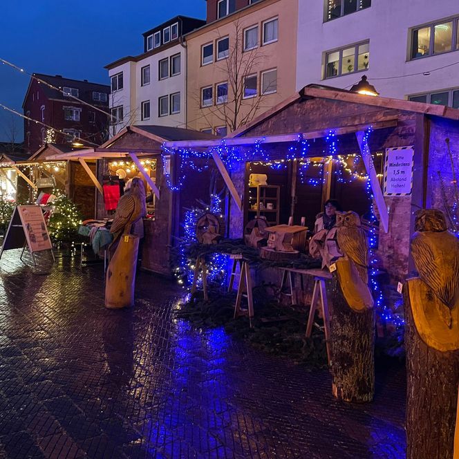 Stände auf dem Weihnachtsmarkt