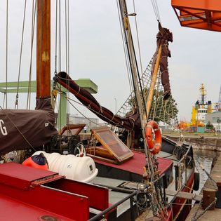 Eingerolltes Segel am Mast der Verandering