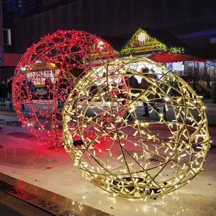 Beleuchtete, große Weihnachtskugeln