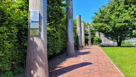Gedenkdalben im Schleusengarten in Bremerhaven