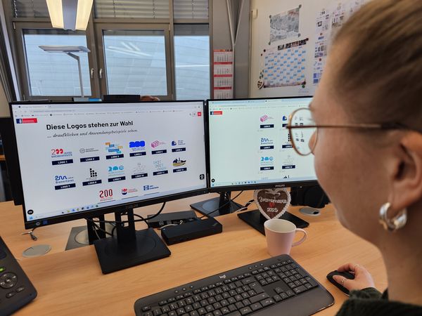 15 Ideen für ein Logo zum Stadtgeburtstag. Ab sofort kann online über die Entwürfe abgestimmt werden. Im Historischen Museum sind die Arbeiten und die Ideen, wie sie für Aufmerksamkeit sorgen können, vom 17. Februar bis zum 8. März zu sehen