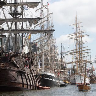 Segler reihen sich aneinander