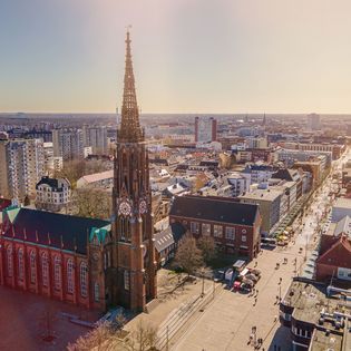 Luftaufnahme auf die Große Kirche und die Fußgängerzone
