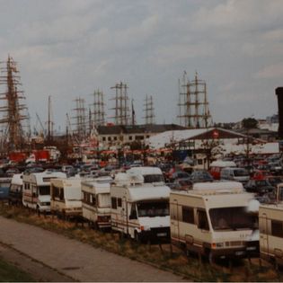 Sail 1990 - Wohnmobile auf einem Parkplatz