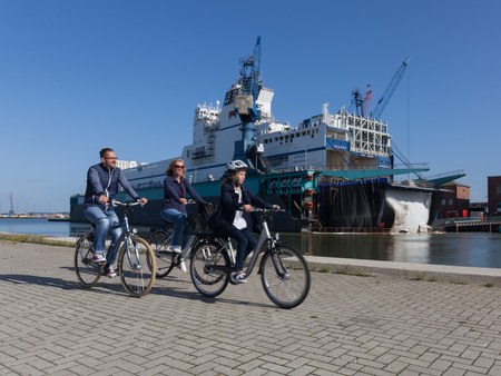 Fahrradfahren in der Seestadt durch den Hafen