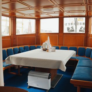 Salon an Bord der Welle