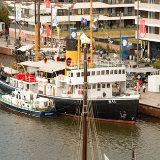 Luftaufnahme vom Neuen Hafen mit dem Dampf-Eisbrecher Wal