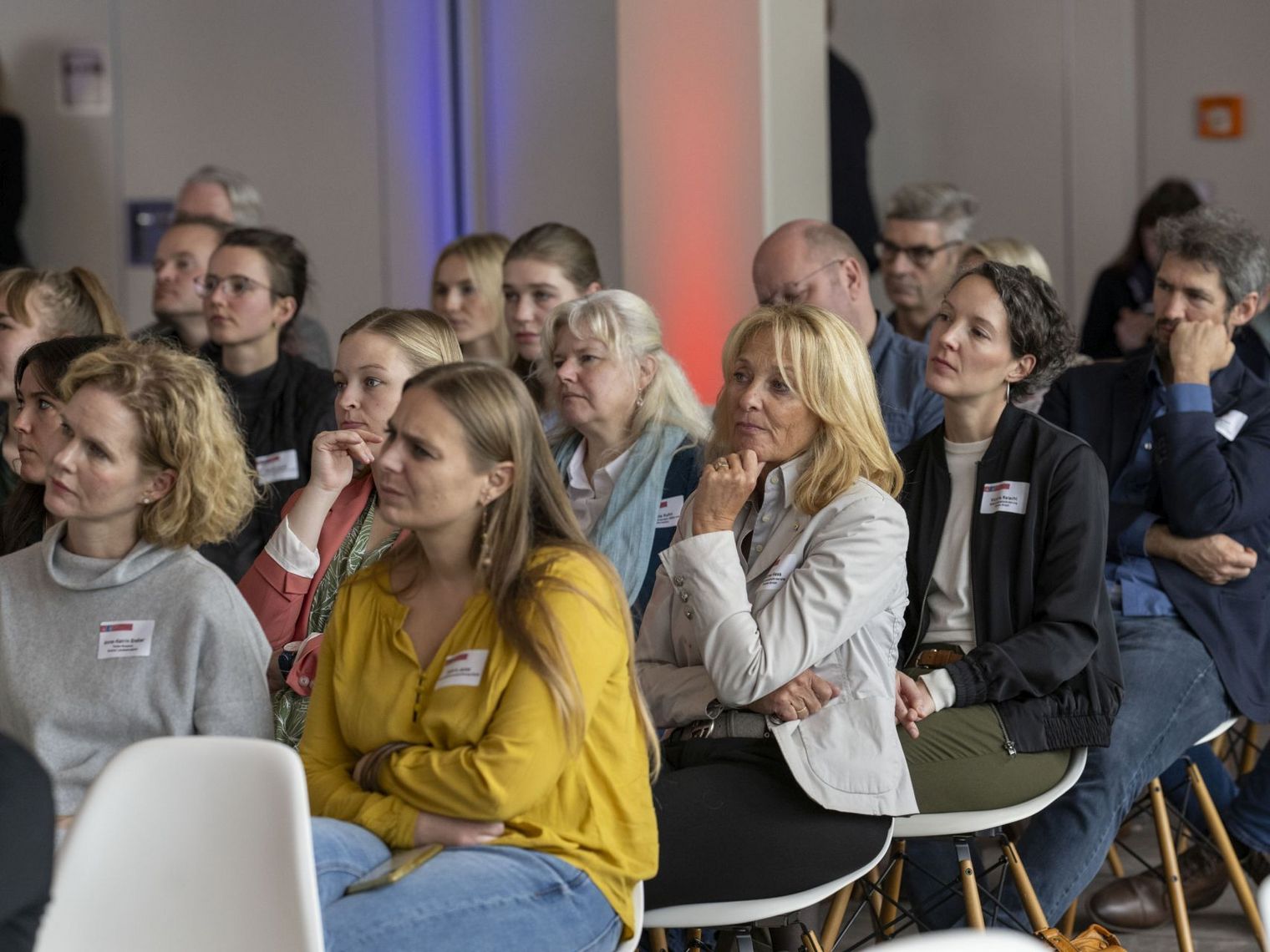 Menschen lauschen einem Vortrag