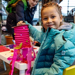 Mädchen mit Laterne