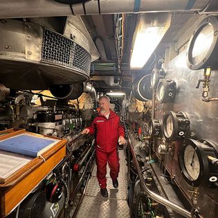 Mann im Maschinenraum der Hermann Rudolf Meyer