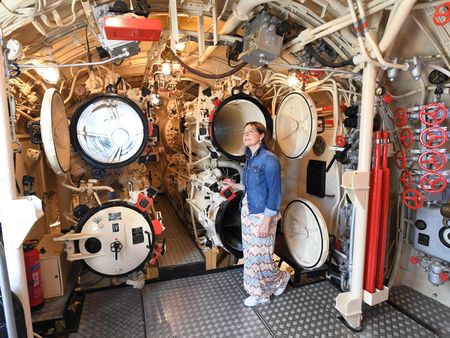 Eine Frau steht vor den Torpedorohren im Inneren des Technikmuseums U-Boot Wilhelm Bauer