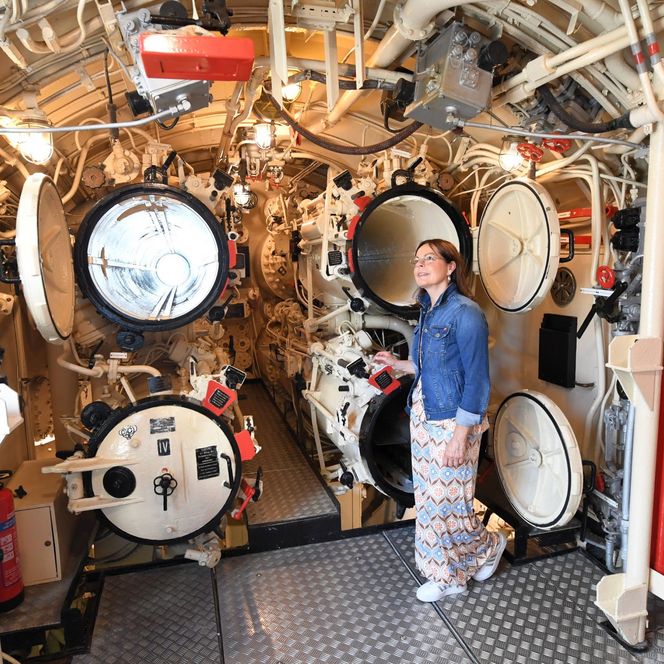 Eine Frau steht vor den Torpedorohren im Inneren des Technikmuseums U-Boot Wilhelm Bauer