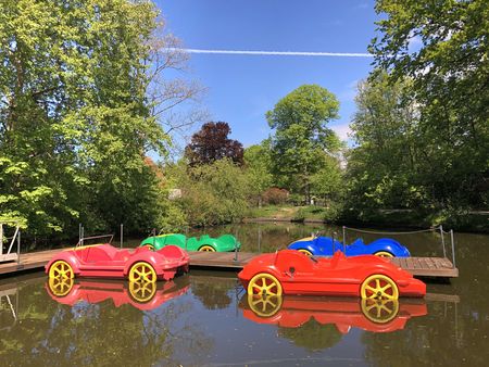 Rote, grüne und blaue Tretboot auf dem Bootsteich im Bürgerpark Bremerhaven
