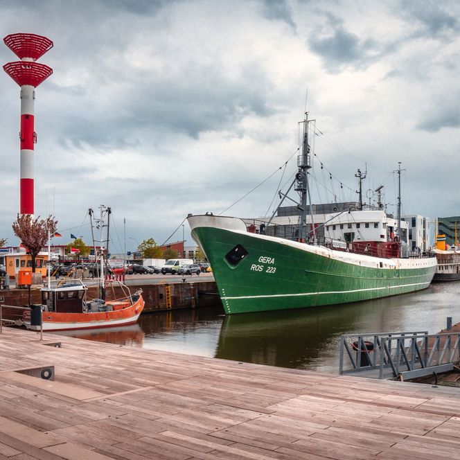 Das Museumsschiff und letzter Seitentrawler FMS Gera an ihrem Liegeplatz im Schaufenster Fischereihafen in Bremerhaven