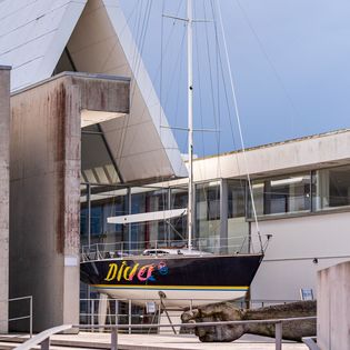 Die Diva vor dem Deutschen Schifffahrtsmuseum