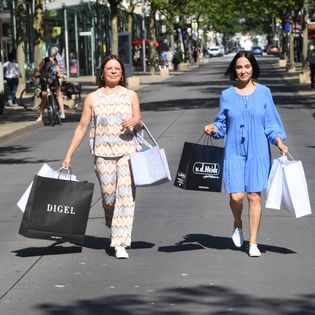Zwei Frauen mit Einkaustüten in der Fußgängerzone