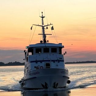 MS Geestemünde bei Sonnenuntergang in Fahrt auf der Weser