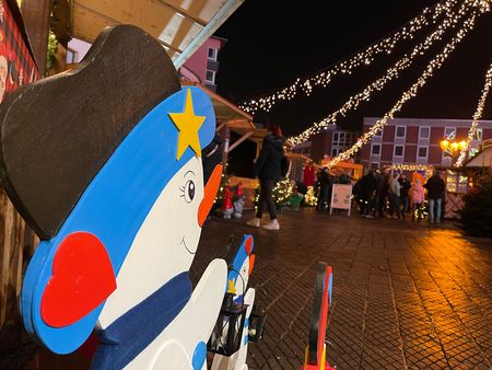 Holzschneemann auf Weihnachtsmarkt