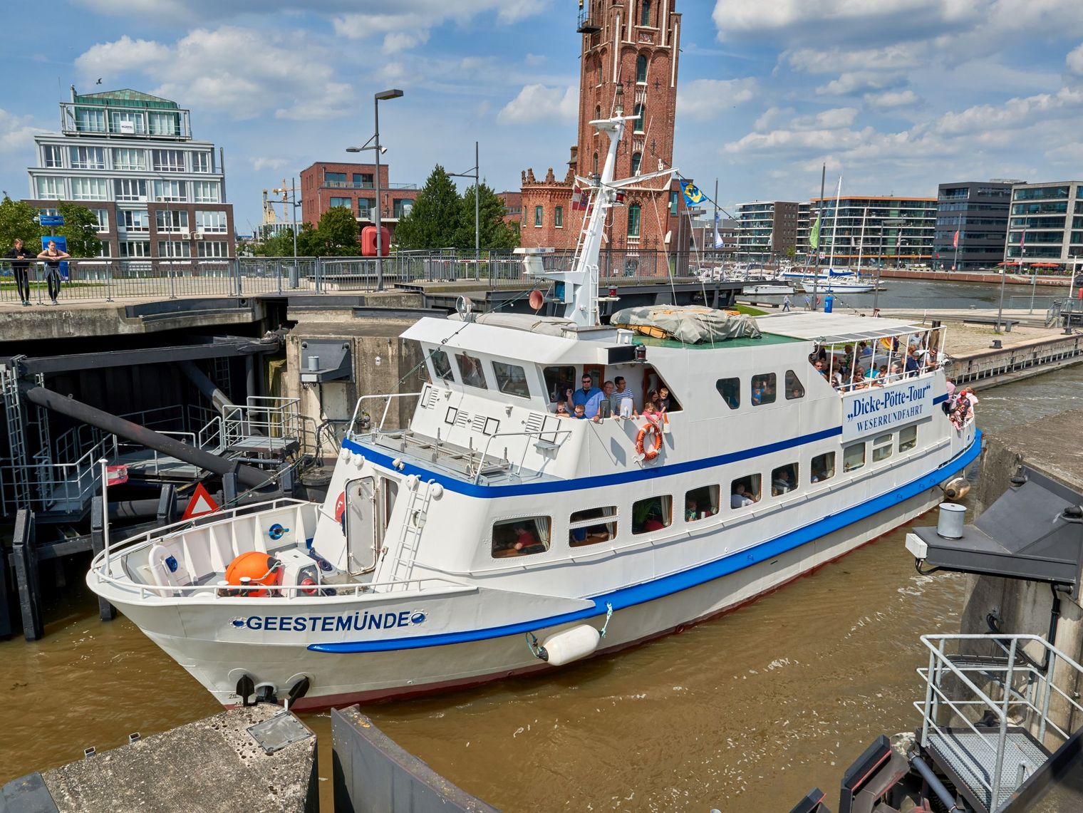 Die "Geestemünde" wartet in der Schleuse auf die Weiterfahrt ihrer "Dicke-Pötte-Tour" in Bremerhaven entlang der Weser.